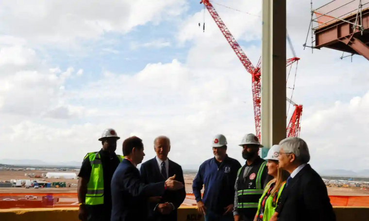Joe Biden beszélget a TSMC elnökével, Mark Liuval a tervezett phoenixi félvezetőgyár helyszínén tett látogatása során 2022. december 6-án