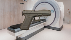 Fenéken lőtte magát egy nő, aki fegyverrel feküdt volna be az MRI-vizsgálatra kép