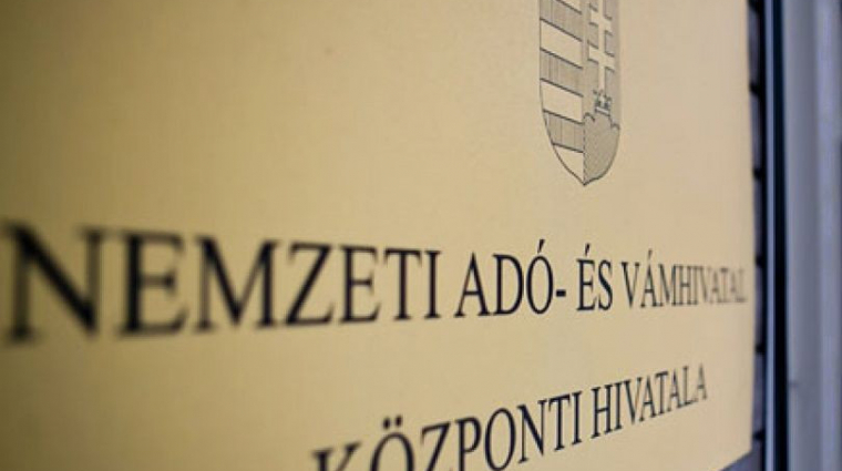 A NAV nevében 140 ezer forintot ígérnek, de a végén a mi pénzünket viszik a csalók kép