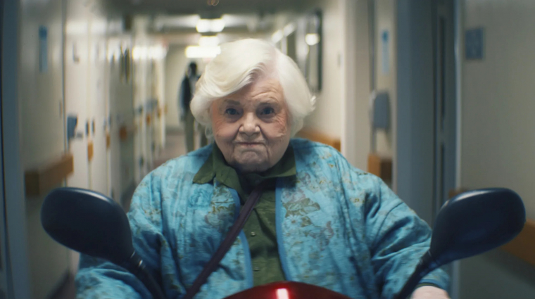 94 évesen is kaszkadőr nélkül forgatott egy üldözéses jelenetet a Thelma főhősnője bevezetőkép