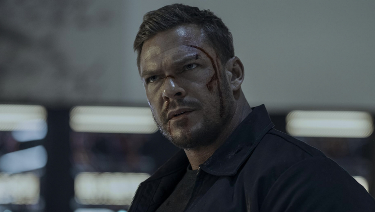 Keanu Reeves váltja Alan Ritchsont a Netflix filmjében, ami olyan, mintha a Die Hard egy hurrikán idején játszódna fókuszban