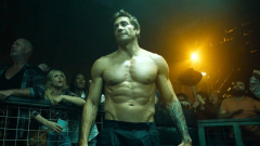 Jake Gyllenhaal szétver mindenkit az Országúti diszkó remake-jében, itt az első trailer kép
