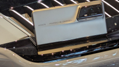 Magyarországra is megérkezett a Honor hajtogatós mobilja, amiből Porsche változat is készült kép