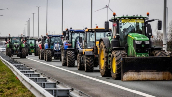 Meghajolt az EU a tüntető gazdák haragja előtt, visszavontak egy fontos tervezetet kép