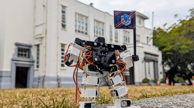 Középiskolások készítették el a világ legkisebb humanoid robotját kép