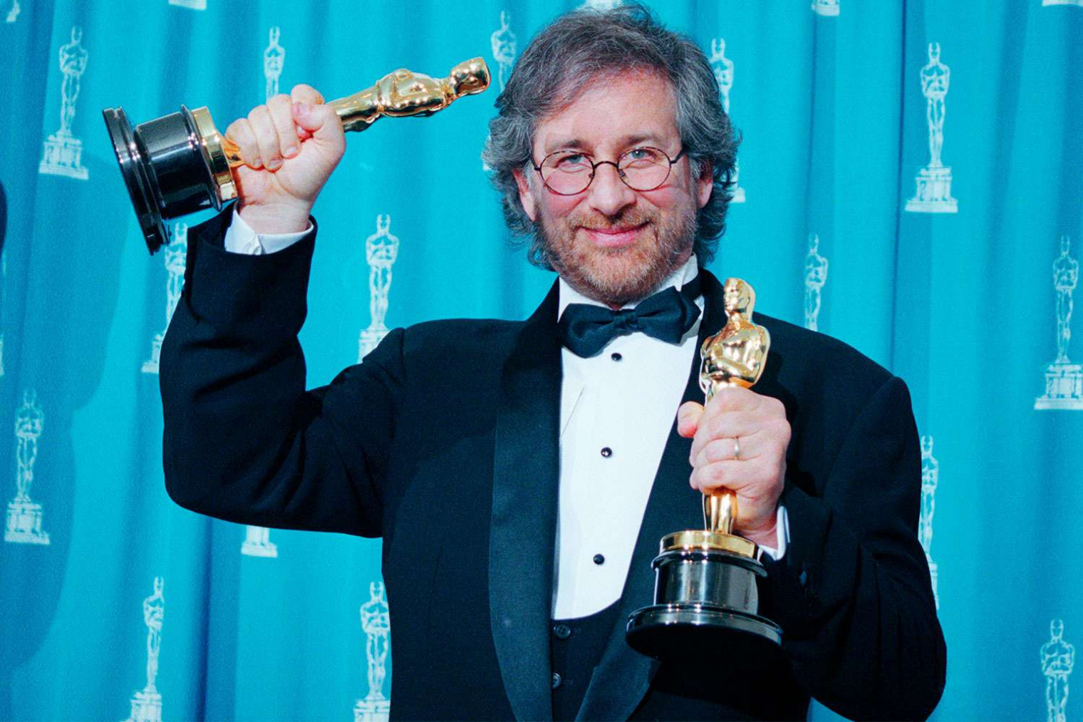 Steven Spielberg 1994-ben két Oscar-díjjal, amit a Schindler listájáért kapott