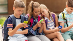 Van olyan ország, ami állami szinten ösztönözné a mobilok betiltását az iskolákban kép