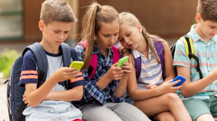 Van olyan ország, ami állami szinten ösztönözné a mobilok betiltását az iskolákban kép