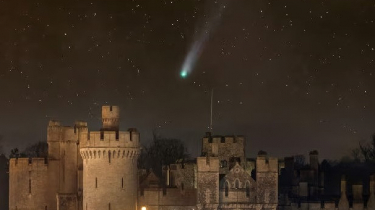 Egy 30 km átmérőjű üstökös néhány héten át szabad szemmel is látható lesz az esti égbolton kép