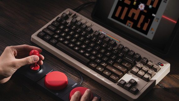 A Commodore 64-es időket idézi meg a billentyűzet, és azonnal elkap a nosztalgia kép