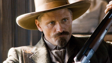 Viggo Mortensentől jön az új western klasszikus? Itt a The Dead Don't Hurt előzetese kép