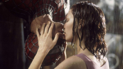 Kínszenvedés volt leforgatni a Pókember film ikonikus, esős csókjelenetét kép