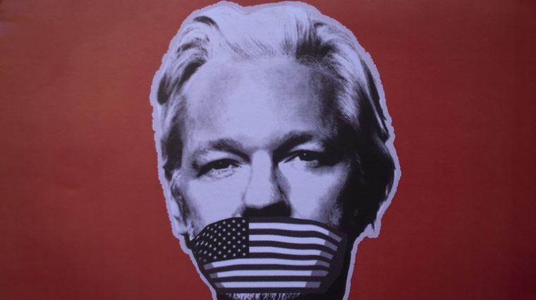 Kiengedték a WikiLeaks alapítóját a londoni börtönből, miután vádalkut kötött kép