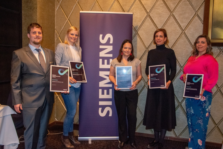 A Siemens Media Award 2024 díjazottjai és különdíjasai (balról jobbra): Sarusi István, Kocsis-M. Brigitta, Kis Judit, Zákányi Virág, valamint a Bohák Enikő helyett a díjat átvevő Szauer Melinda. Forrás: Siemens Zrt.