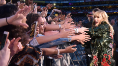 Taylor Swift nagyon bőkezű bónuszokat szórt ki a turnéjában közreműködő csapat tagjainak kép