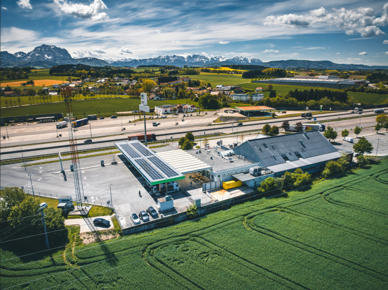 2.	OMV töltőállomás Siemens SICHARGE D 400 kW-os töltőkkel az A1-es autópálya mellett, Laakirchenben, Felső-Ausztriában. Forrás: Siemens