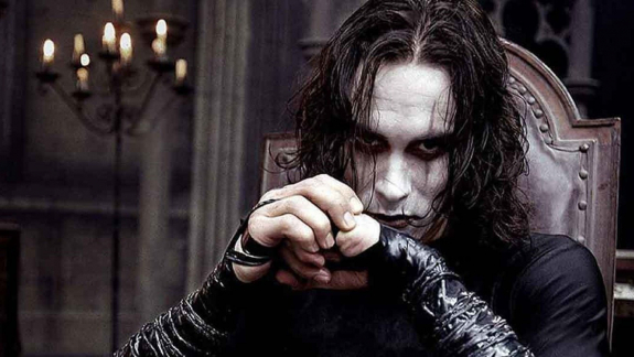 Majdnem teljesen más lett A holló folytatása kép