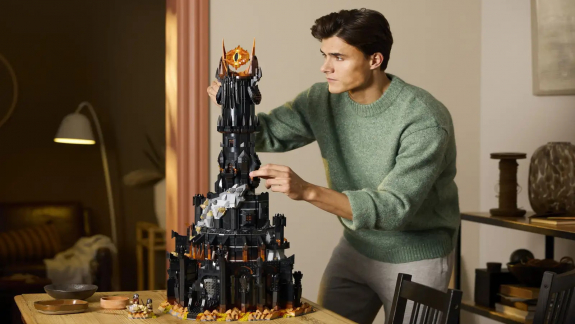 Gigantikus LEGO-torony tetejéről nézhet rád Sauron szeme kép