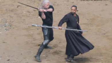 Teljes Geralt-szettben látható Liam Hemsworth a Vaják 4. évadának forgatási képein kép