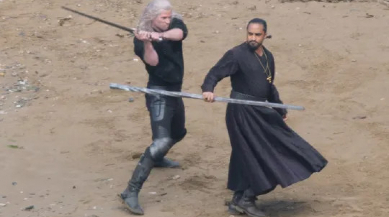 Teljes Geralt-szettben látható Liam Hemsworth a Vaják 4. évadának forgatási képein bevezetőkép