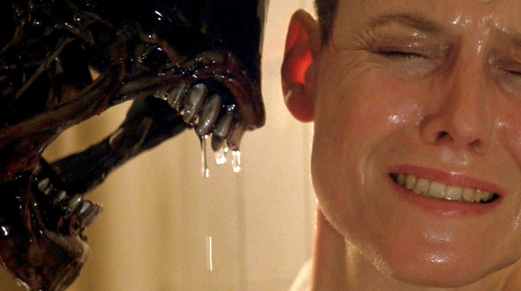 Sigourney Weaver rajong az Alien: Földért bevezetőkép