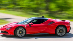 Jövőre érkezik a Ferrari első EV-je, de a gyártó a kínai konkurensekre figyelmeztet kép