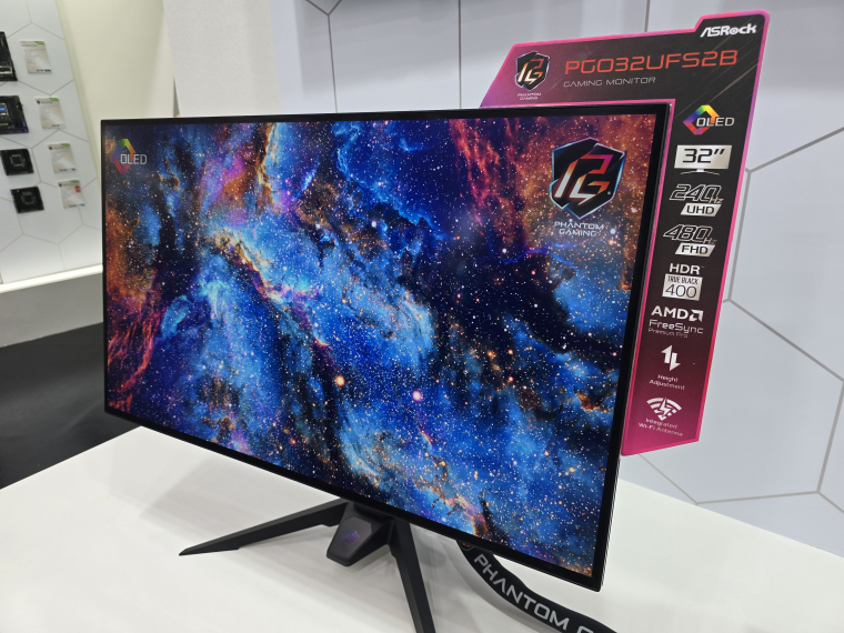 OLED-en 480 Hz, IPS-sel akár 520 Hz-es frissítést is kapsz, sőt, a talpban mini OLED-kijelző és Wi-Fi antenna is van