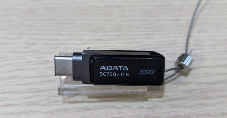 Nem, ez nem egy szimpla USB-kulcs, hanem egy külső, 1 TB-os, 6 grammos SSD!