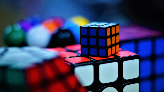 Három nap alatt kétszer is megdöntötte a Rubik-kocka kirakásának női rekordját egy mindössze 6 éves kínai kislány kép
