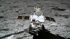 Felvételen látható a Holdról hazatért kínai űrszonda felnyitása kép
