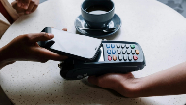 Szárnyal az okoseszközös fizetés, az Apple Pay áll az élen kép