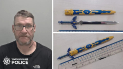 Egy játékbeli kard mása miatt tartóztattak le egy férfit kép