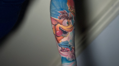 Lenyűgöző lett ez a Crash Bandicoot tetoválás, ami egy magyar rajongó karját díszíti kép