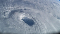 Videó készült arról, ahogy belerepültek egy hurrikánba kép