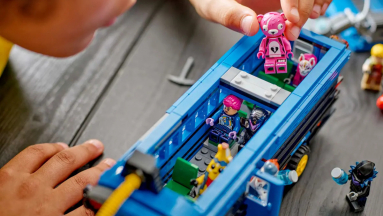 Hivatalos LEGO Fortnite készletek érkeznek, köztük egy Battle Busszal kép