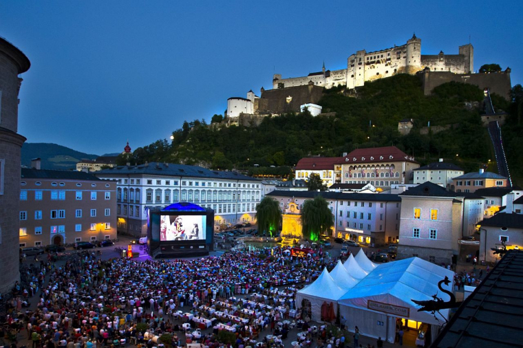 Illusztráció: A Salzburgi Ünnepi Játékok produkcióit ingyenesen vetítő Siemens Festival Nights egyik eseménye. Forrás: Siemens 