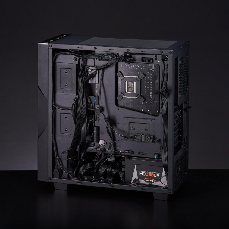 Limitált elérhetőséggel, a Maingearrel közösen épített PC-ként jelent meg két évvel ezelőtt a Gigabyte Project Stealth. A csatlakozók áthelyezése így fest összeszerelt állapotban, a gépbe szerelt RTX 3070-es videokártya standard PCIe-csatolóit az alaplapi tálcához közeli oldalra helyezték el