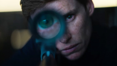 Eddie Redmayne bérgyilkosnak áll a Skyshowtime új sorozatában, itt az első trailer kép