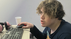 250 órán át streamelt alvás nélkül, most a YouTube és a Kick is kitiltotta kép