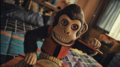 Újabb Stephen King-adaptáció közeleg: itt a Monkey teasere kép