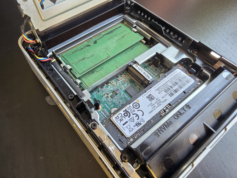RAM, SSD és még egy kisebb (2242) SSD - ennyit tudsz cserélgetni ebben a NUC-ban