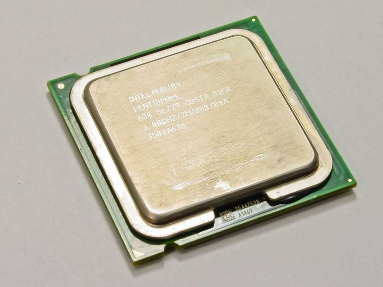Nemcsak a 90 nm-es gyártástechnológiával kínlódtak, az LGA775 lábkiosztás és a BTX-formátum megjelenése további problémákat teremtett. Utóbbi kezdeményezés elhalt, a fogyasztás és hőtermelés csökkentésével meg kellett várni a 65 nm-re áttervezett utódokat