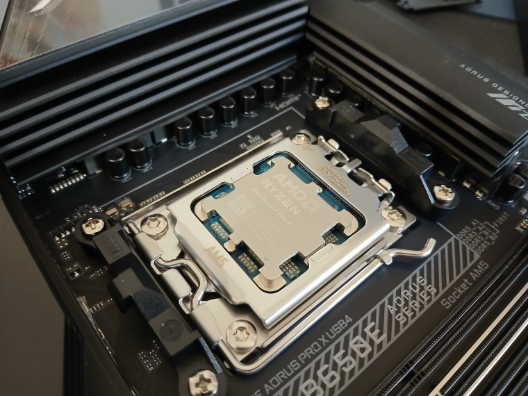 Nincs könnyű dolga a Ryzen 7 9700X-nek, kb. 10 ezer Ft-tal kell többet fizetni a 3D V-Cache-sel felturbózott 7800X3D-ért, ami játékokban egyelőre jobban teljesít az újdonságnál