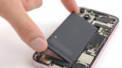 Tudtad, hogy ilyen egyszerűen el lehet távolítani az iPhone 16 akksiját? kép