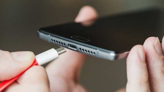 Az Európai Parlament USB-C-s videója váratlanul nagyot ment a neten kép