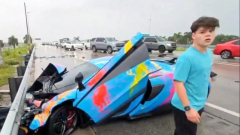 TikTokon könyörög támogatásért egy influencer, miután összetörte a McLarenjét kép
