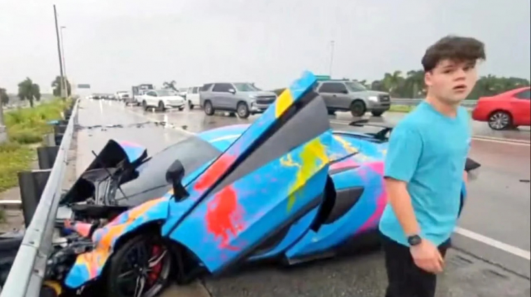 TikTokon könyörög támogatásért egy influencer, miután összetörte a McLarenjét bevezetőkép