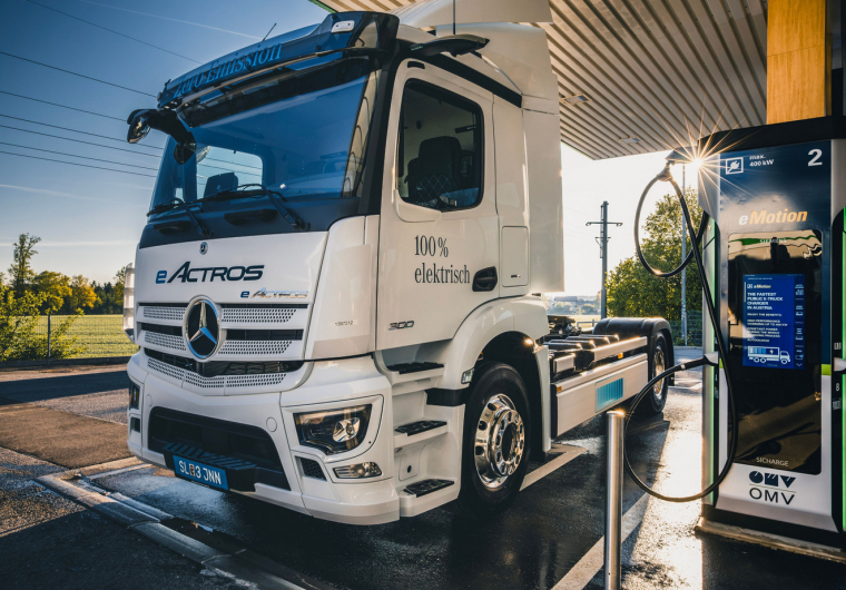 Nagy teljesítményű, e-kamionok töltésére alkalmas Siemens SICHARGE D töltő egy osztrák OMV-benzinkútnál. Forrás: Siemens