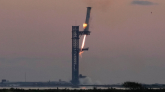 Elképesztő siker: robotkarokkal kapták el a SpaceX hatalmas űrrakétáját kép