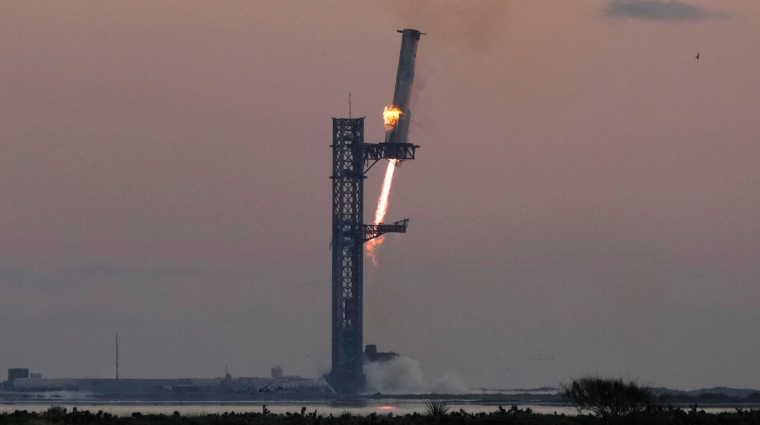 Elképesztő siker: robotkarokkal kapták el a SpaceX hatalmas űrrakétáját kép